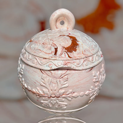 La boule de Noël orné de flocons